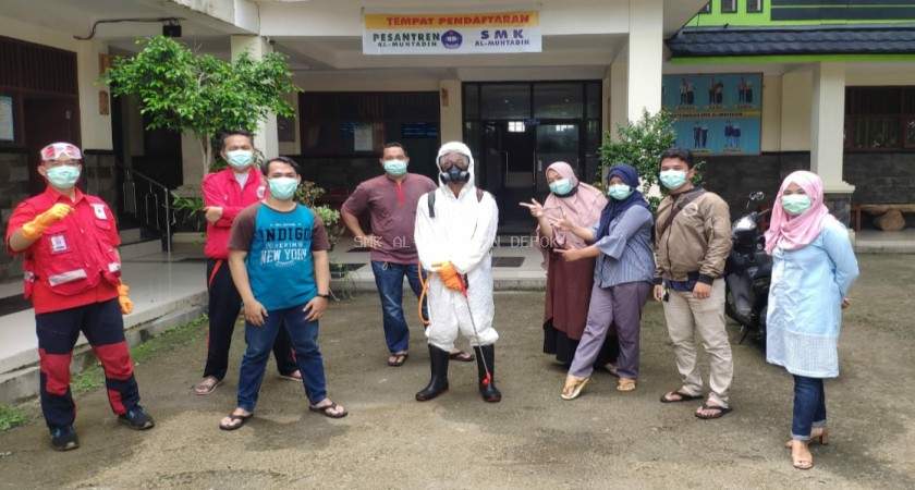 Penyemprotan Desinfektan Di Lingkungan SMK Al-Muhtadin Sebagai Upaya Turut Serta Mencegah Penyebaran Virus Covid-19
