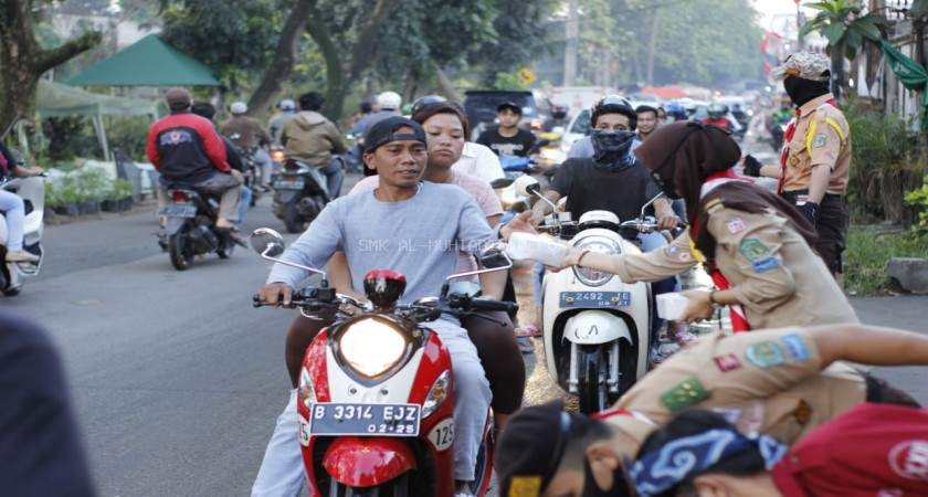 Pramuka MTD Berbagi Takjil di Bulan Ramadhan