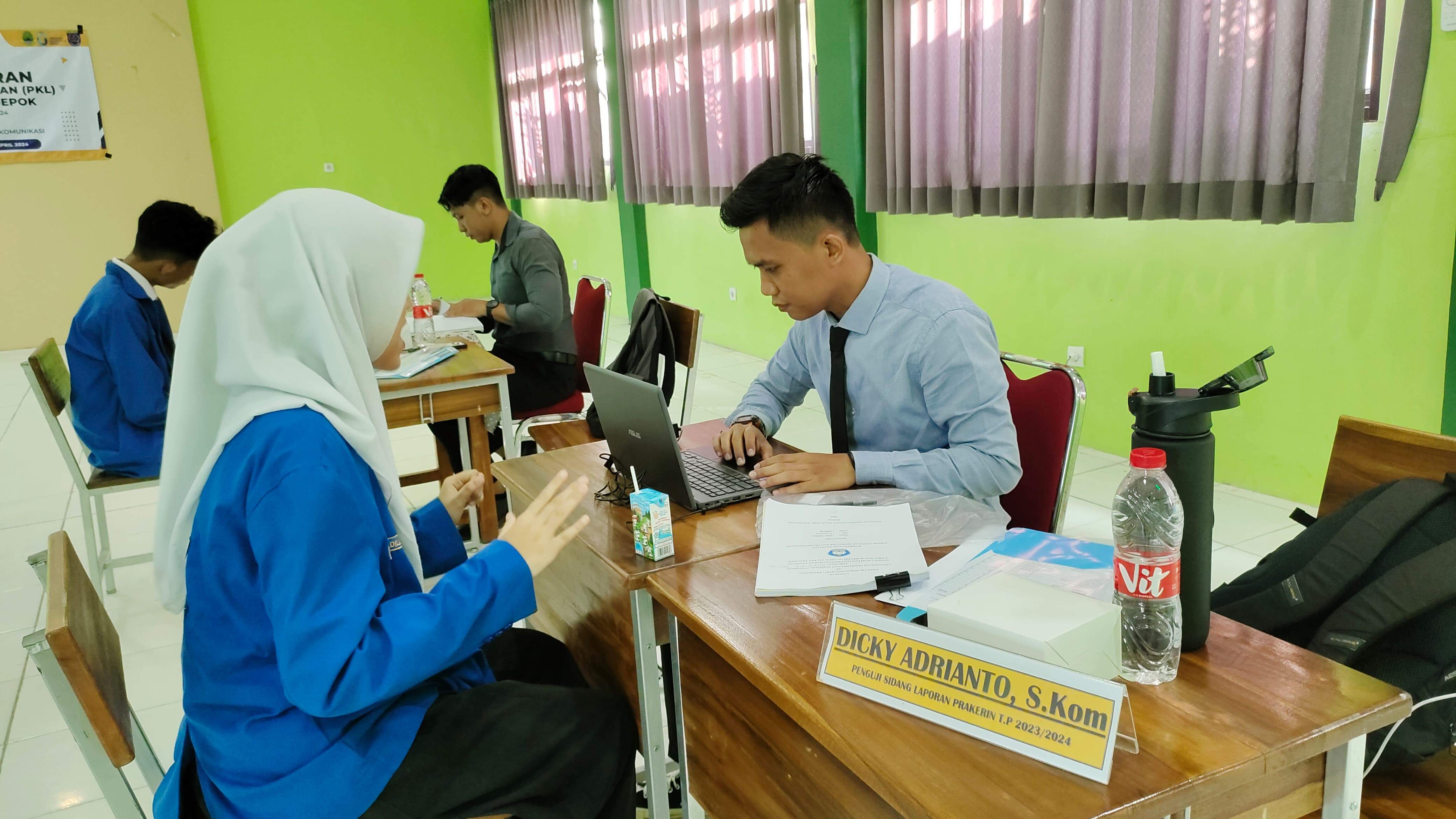 Peserta Didik Melaksanakan Sidang Laporan Praktek Kerja Lapangan (PKL) Selama di Industri