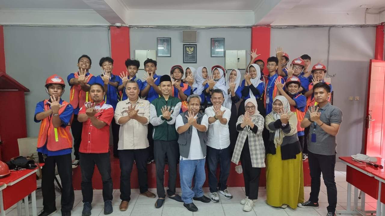 MENANAMKAN RASA PERCAYA DIRI SISWA SISWI SMK AL-MUHTADIN MELALUI UPGRADING SKILLS BIDANG PRODUKTIF TJKT & MPLB 